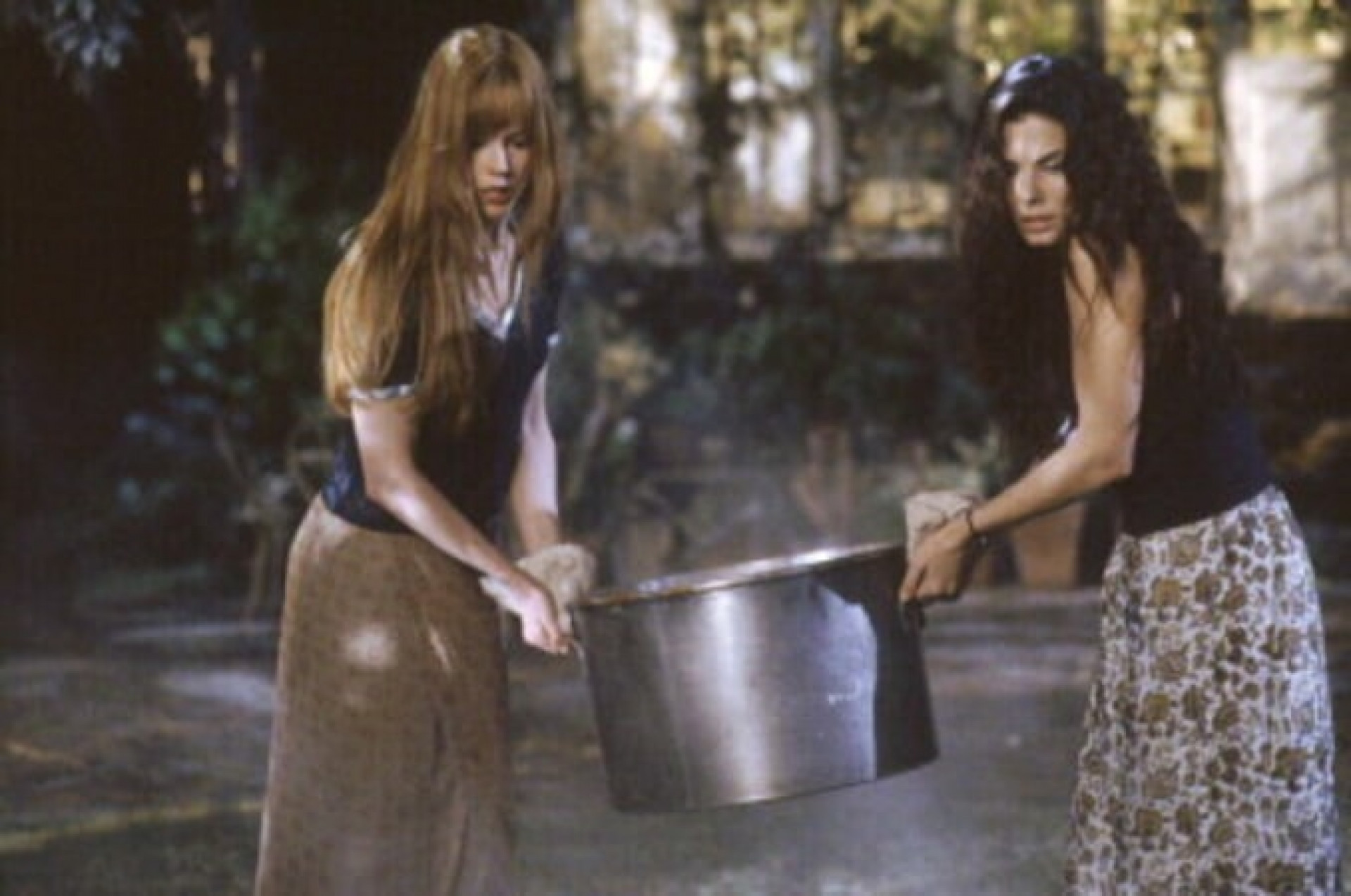Sandra Bullock e Nicole Kidman devem retornar como as irmãs bruxas Owen na sequência de 'Da Magia à Sedução' - Divulgação / Warner Bros.
