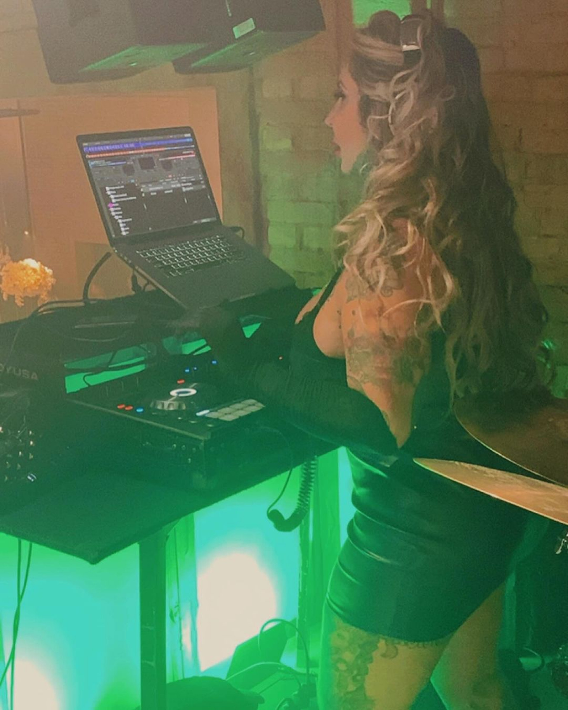 A musa também atua como DJ