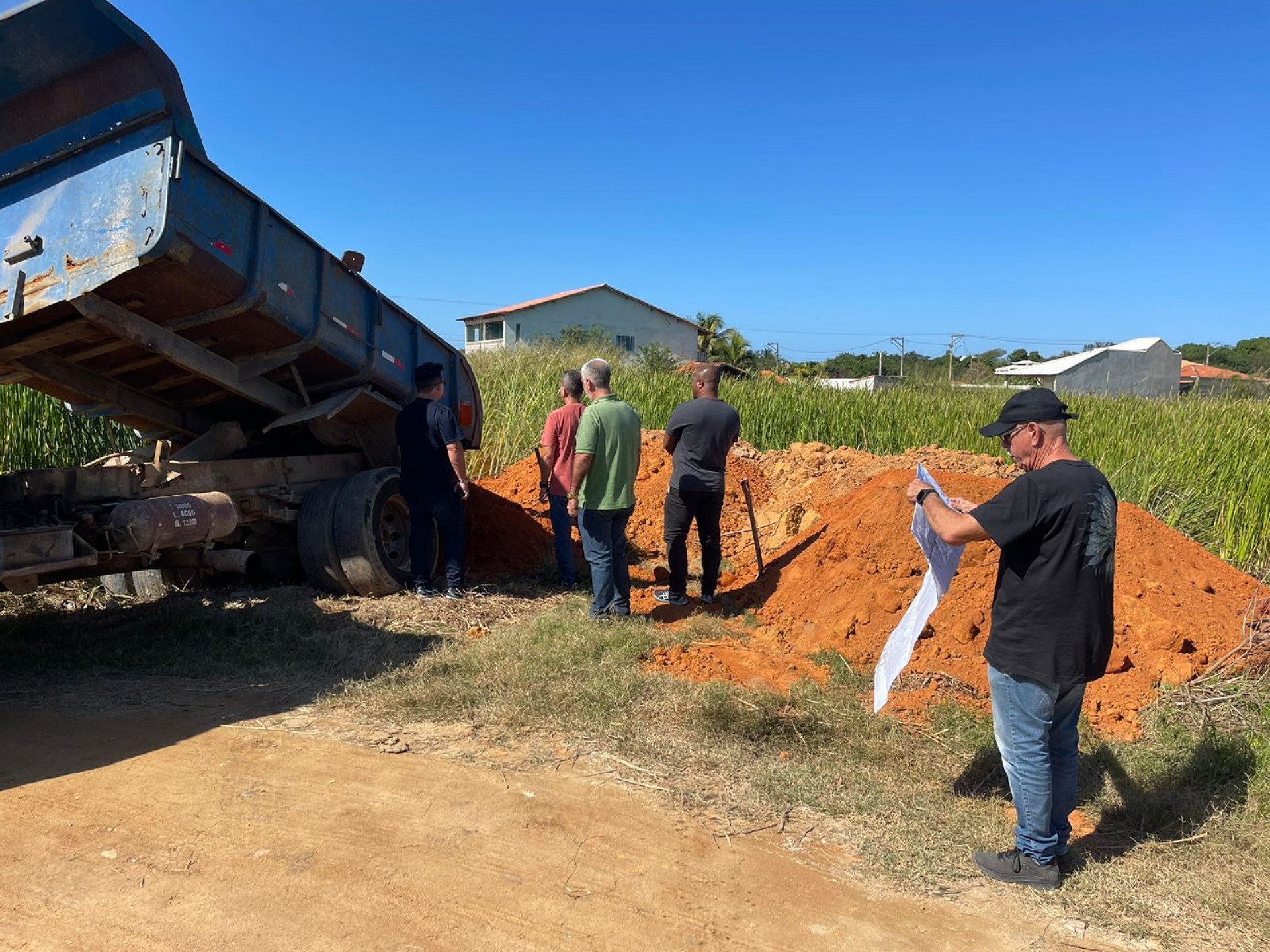 Equipes da Secretaria de Urbanismo e do PROEIS flagram descarte de aterro em área ambiental de Saquarema - Divulgação/Prefeitura de Saquarema