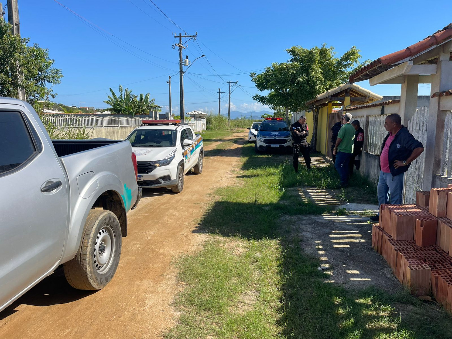 Equipes da Secretaria de Urbanismo e do PROEIS flagram descarte de aterro em área ambiental de Saquarema - Divulgação/Prefeitura de Saquarema
