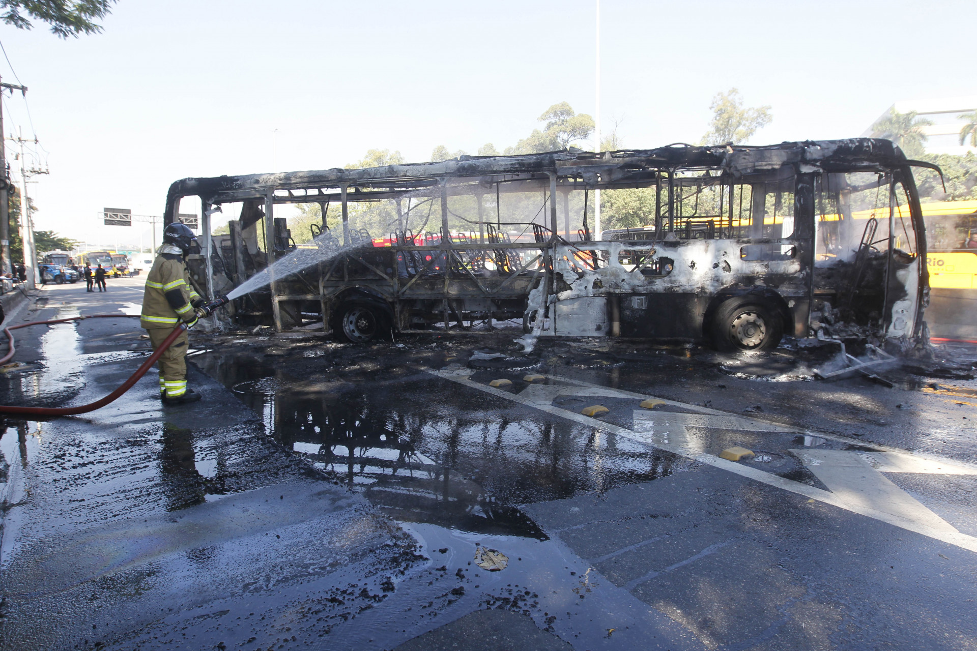 Ãnibus Ã© incendiado durante represÃ¡lias por operaÃ§Ã£o na MarÃ©, nesta terÃ§a-feira (11) - Reginaldo Pimenta/AgÃªncia O Dia