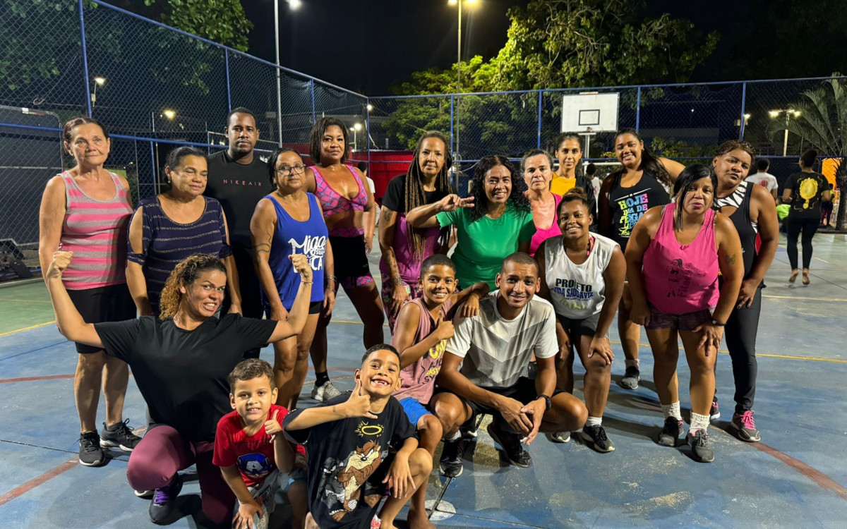 O Projeto Vida Saudável oferece aulas de exercícios físicos ao ar livre na Praça Carioca