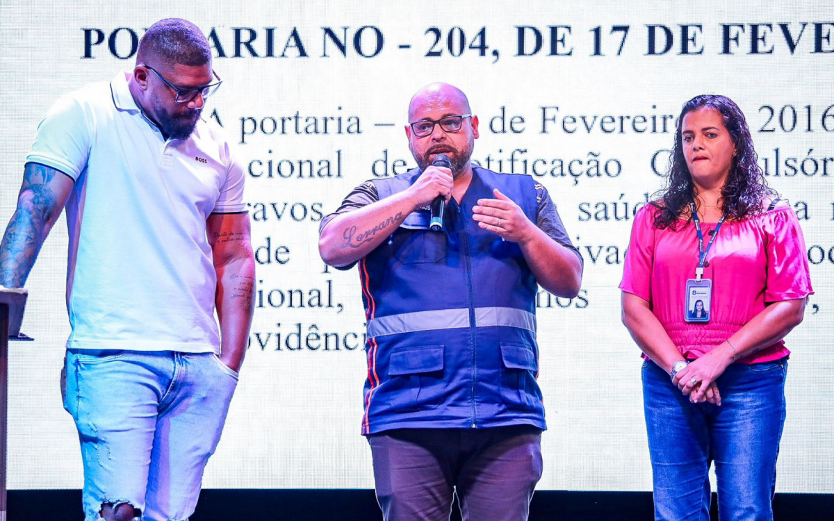 O secretário executivo do SAMU de Belford Roxo, Leonardo Rios (ao centro), ao lado de Wagner Matheus e Paula Almeida, avaliou a capacitação como ótima