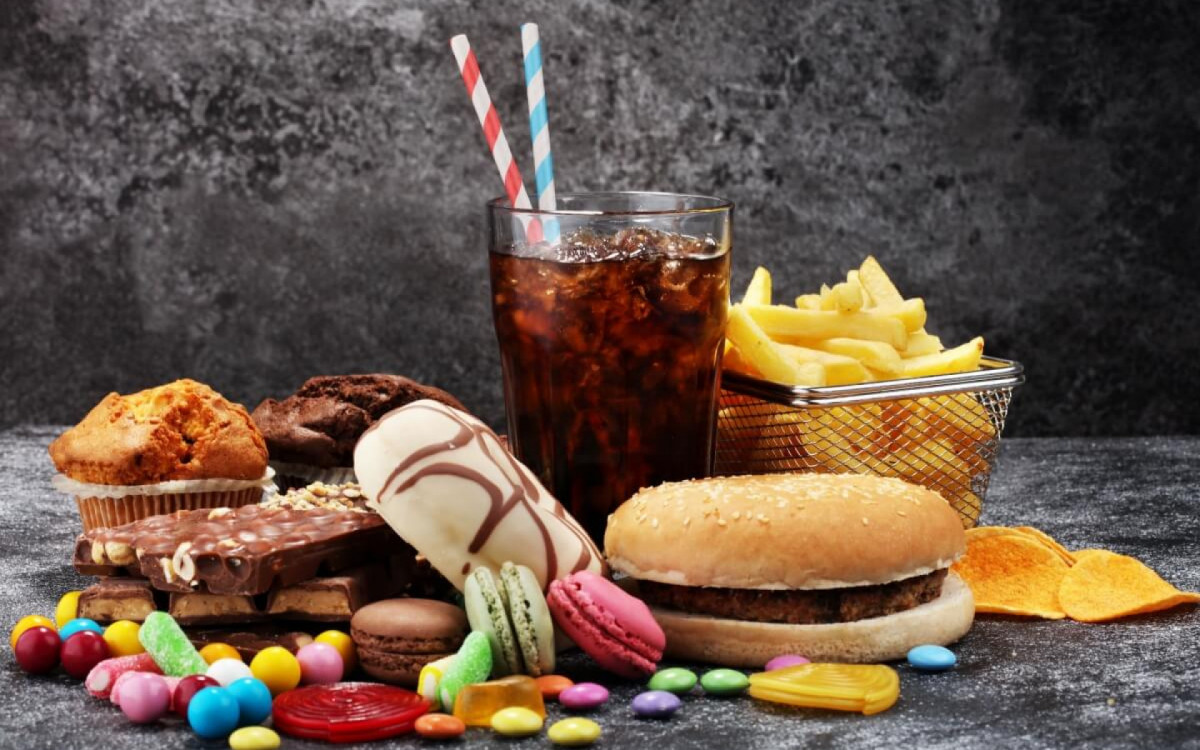 Evitar alimentos ricos em açúcar faz uma diferença significativa nos resultados da musculação (Imagem: beats1 | Shutterstock)