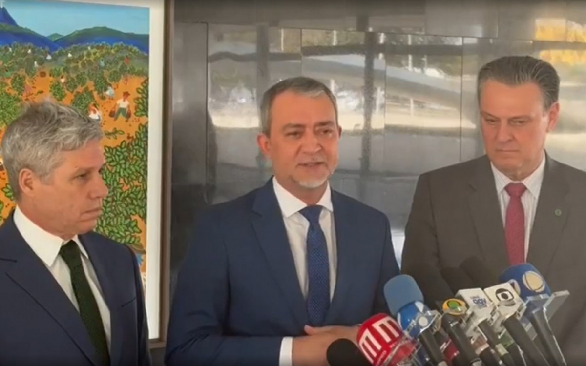 Anúncio foi feito pelo presidente da Conab, Edegar Pretto (E), e outros integrantes do governo Lula