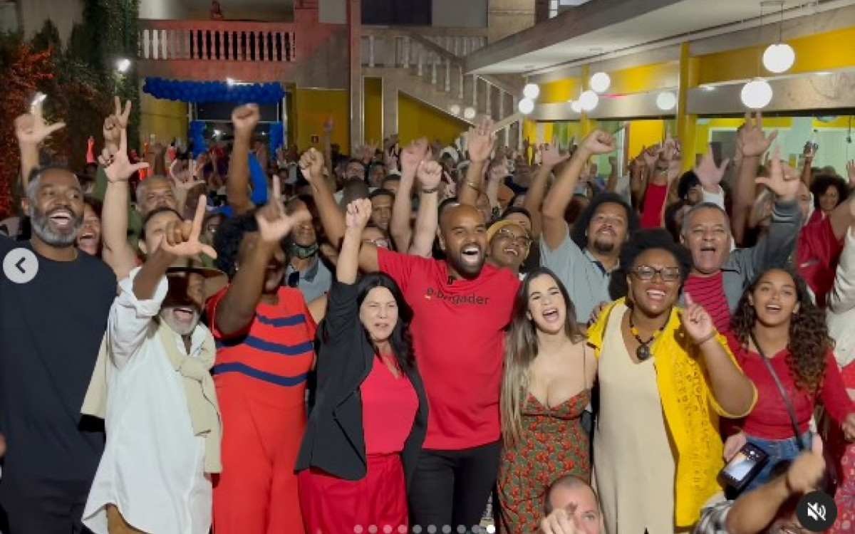 Prefeita Magdala Furtado (PV) entre deputada federal Benedita da Silva (PT), pré-candidato a vereador, Diego da Silva (PT) e apoiadores de Diego