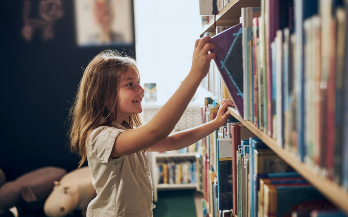 Os livros ajudam a dialogar sobre temas delicados com as crianças (Imagem: Przemek Klos | Shutterstock)