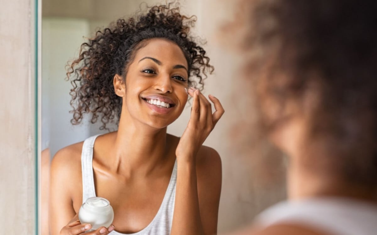 A rotina de skincare é essencial para manter a pele saudável (Imagem: Ground Picture | Shutterstock)