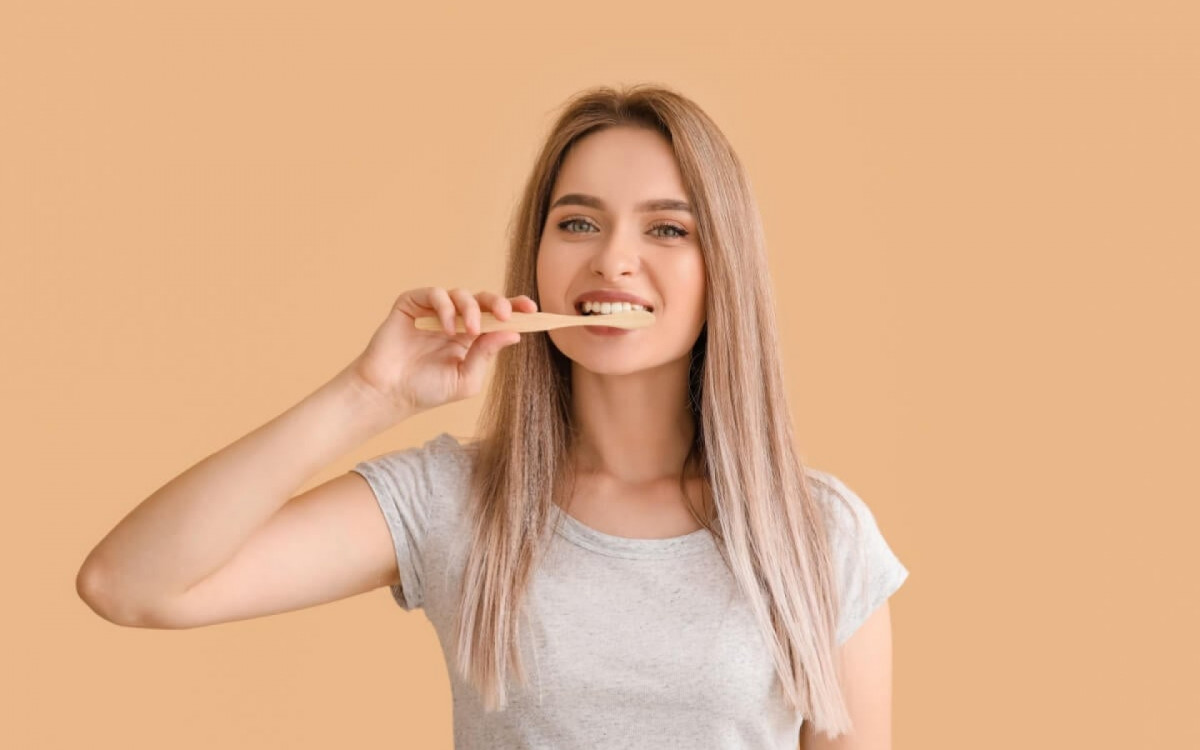Alguns hábitos ajudam a manter os dentes saudáveis (Imagem: Pixel-Shot | Shutterstock)