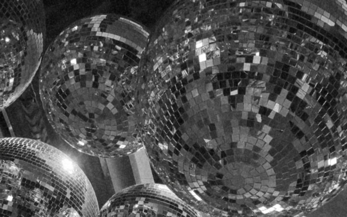 Teto com diversos globos de festa pendurados - Reprodução / Instagram