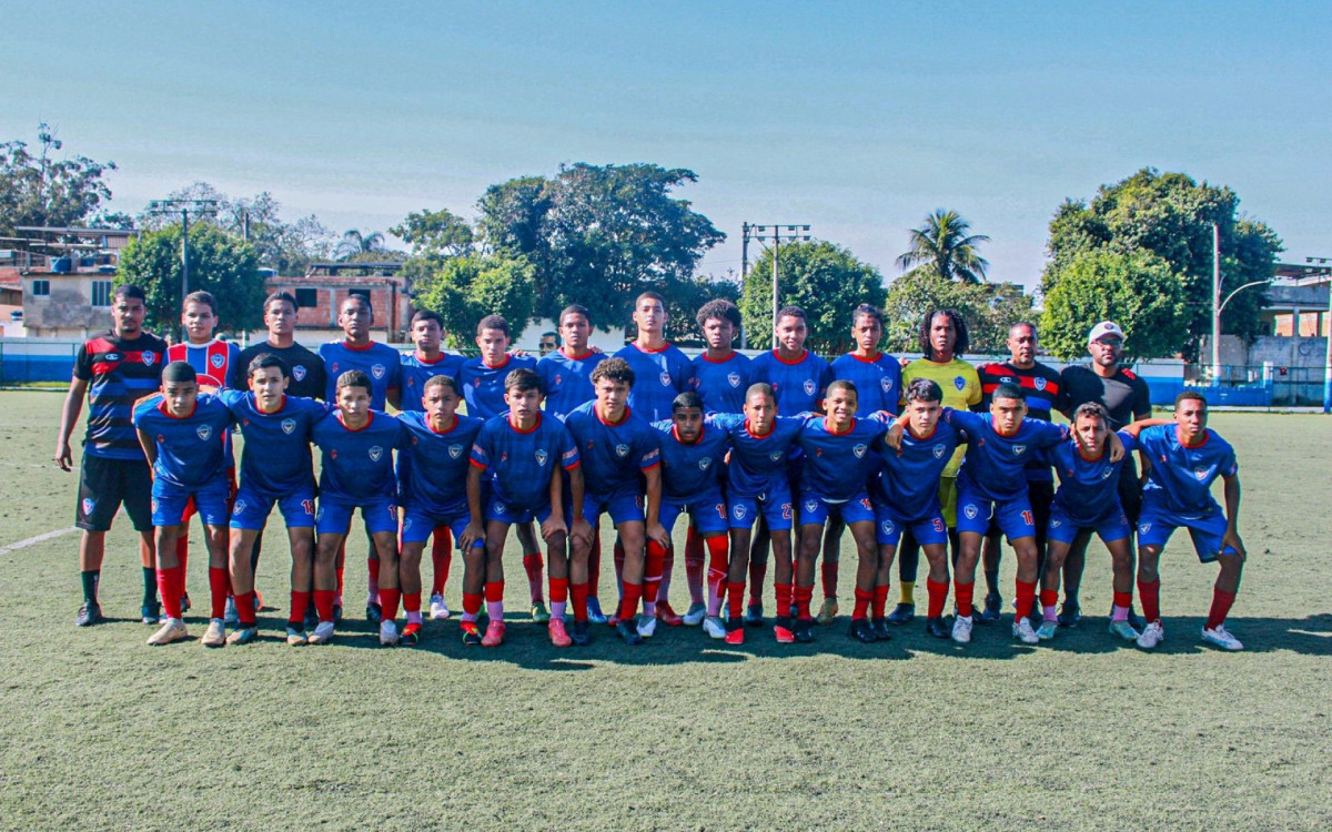 Equipe belforroxense do Sub - 16 formada para partida contra o PHS Sports