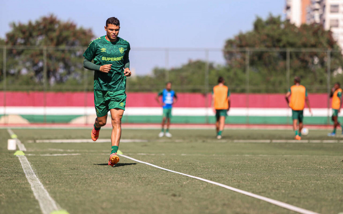 Thiago Silva surge treinando com bola em vídeo publicado pelo Fluminense