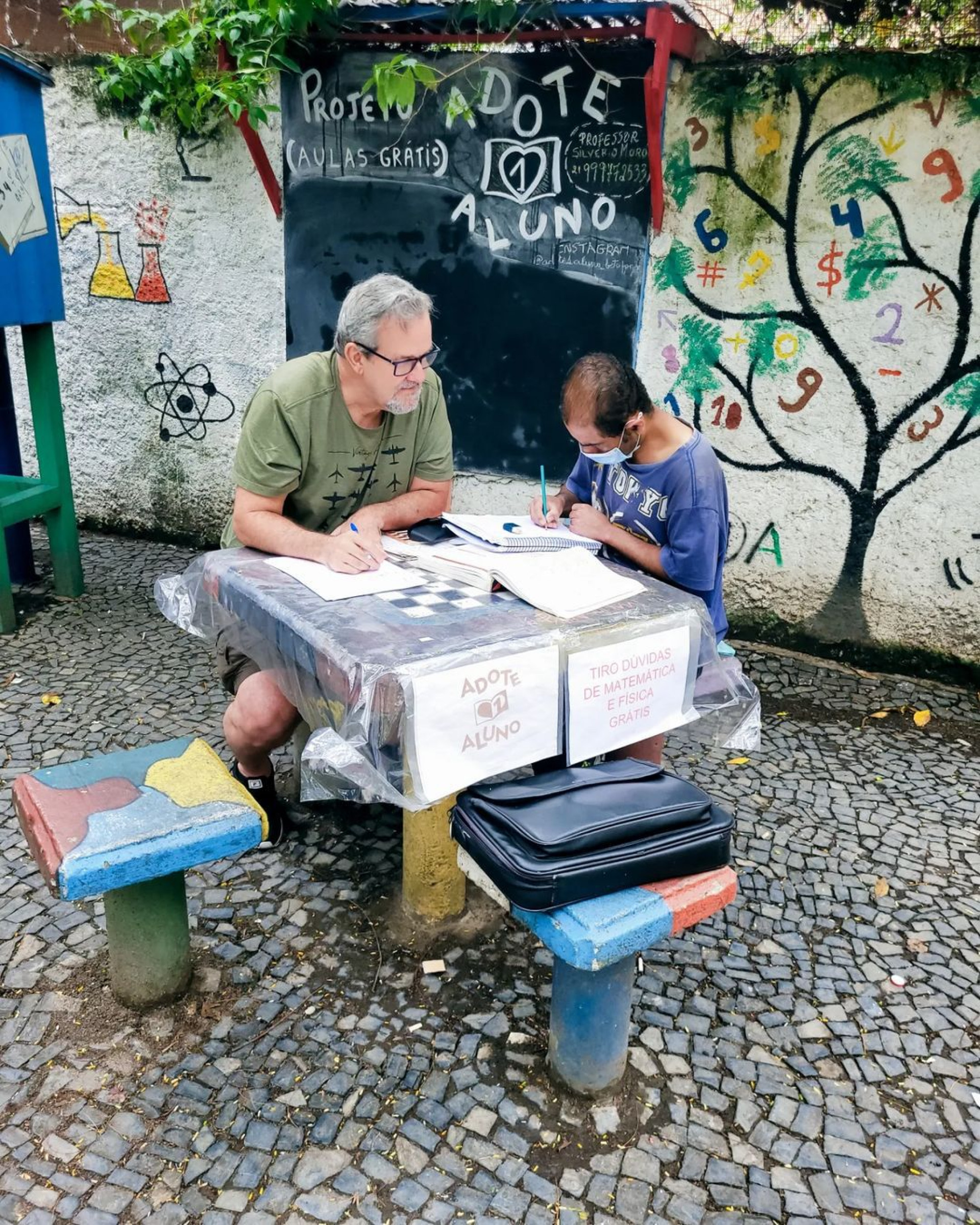 Silvério Moron dá aulas de matemática e física nas praças de Botafogo e Flamengo