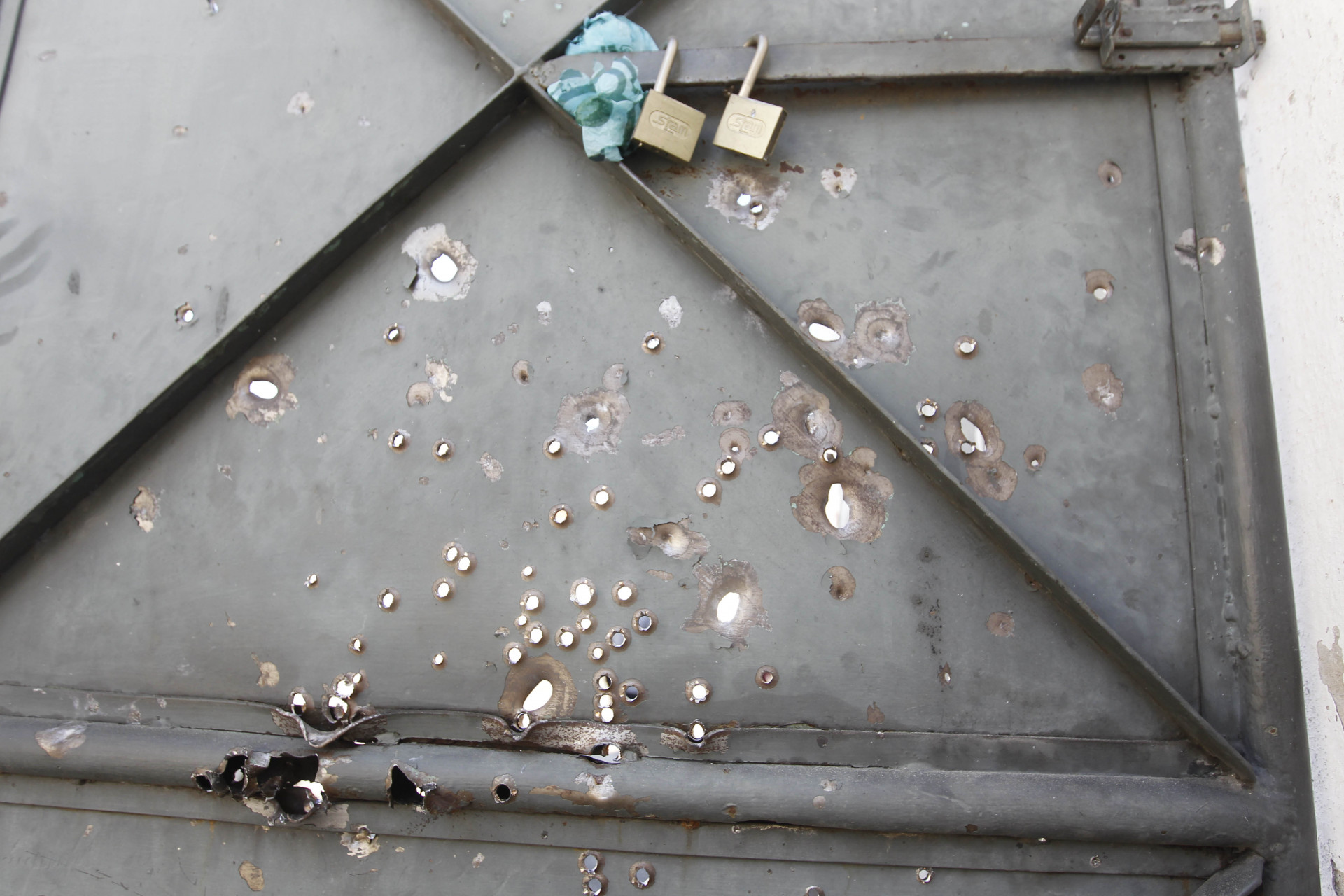 Marcas de tiros em portão são vestígios do confronto - Reginaldo Pimenta/AgÃªncia O Dia