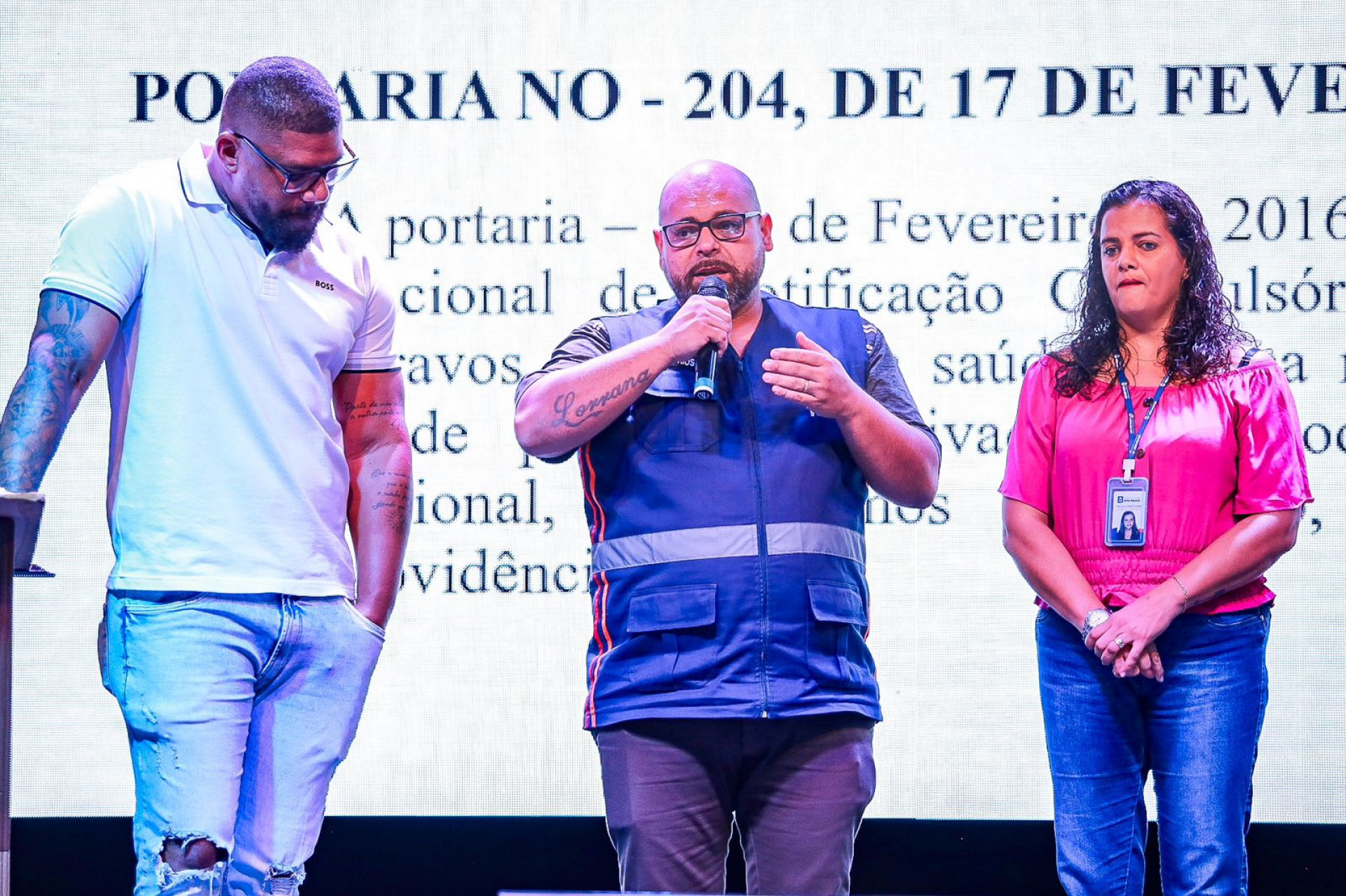 O secret&aacute;rio executivo do SAMU de Belford Roxo, Leonardo Rios (ao centro), ao lado de Wagner Matheus e Paula Almeida, avaliou a capacita&ccedil;&atilde;o como &oacute;tima - Rafael Barreto/PMBR