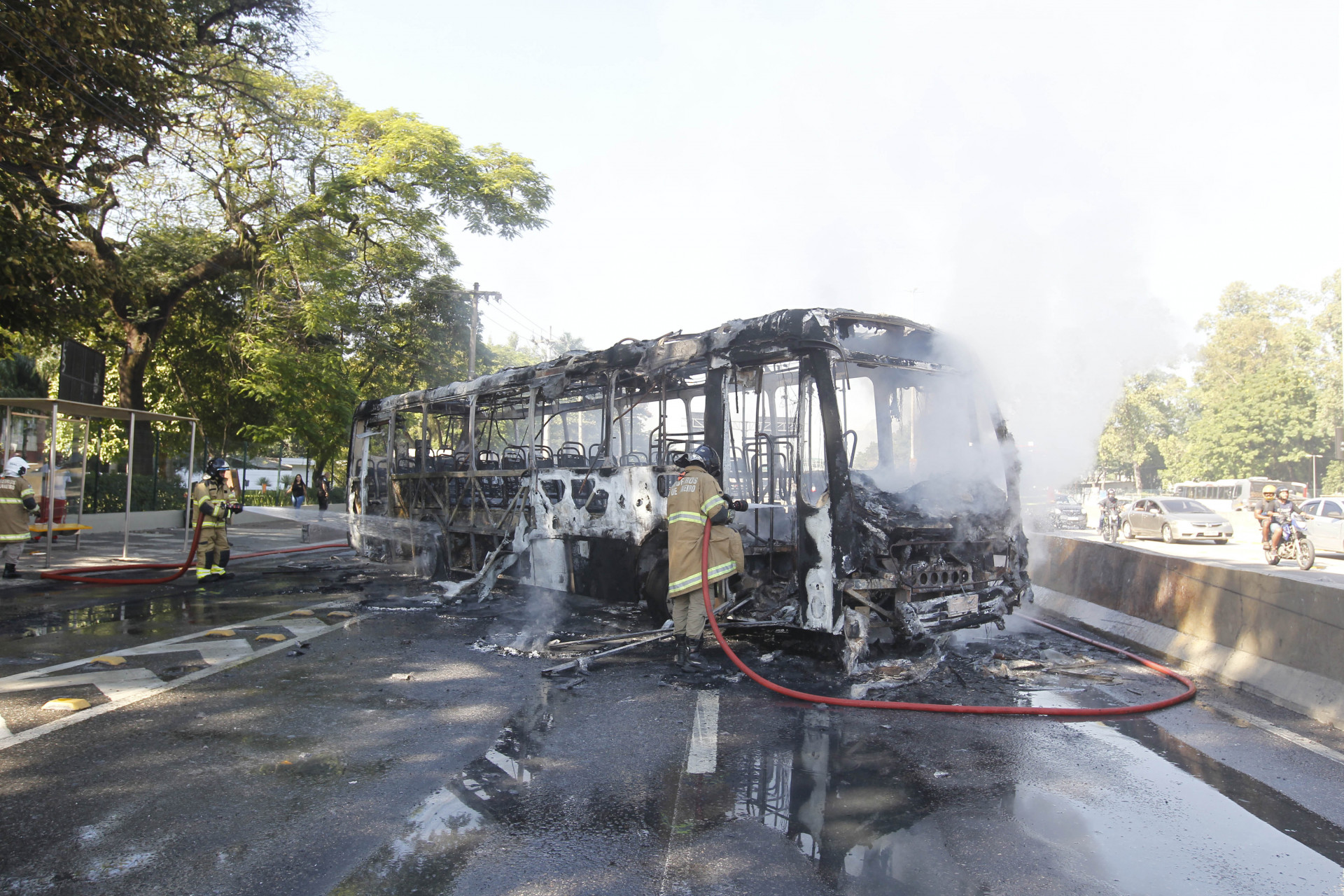 &Ocirc;nibus &eacute; incendiado durante repres&aacute;lias por opera&ccedil;&atilde;o na Mar&eacute;, nesta ter&ccedil;a-feira (11) - Reginaldo Pimenta/Ag&ecirc;ncia O Dia