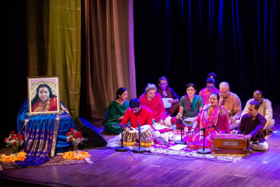 Sociedade Sahaja Yoga faz apresentação no Theatro Municipal de Niterói