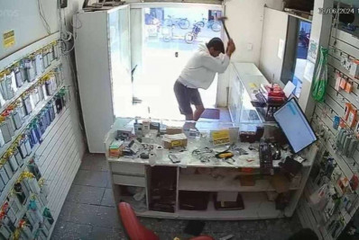 Video: insatisfeito com serviço, cliente destrói loja de celulares com marreta