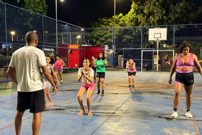 Exercícios físicos ao ar livre são oferecidos de graça na Praça Carioca, em Meriti