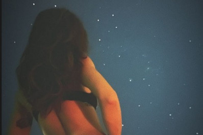 Sexy! Cintia Dicker aparece de calcinha fio-dental em clique publicado por Pedro Scooby