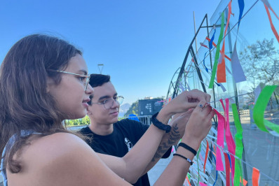 Exposição no MAC Niterói promove dinâmica para casais expressarem seus desejos para o futuro