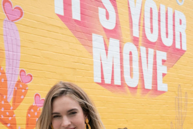 Primeira foto de filme sobre aplicativo de namoro é revelada