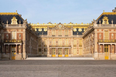Palácio de Versalhes, na França, é atingido por incêndio