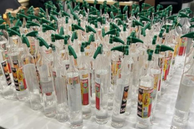 PF prende casal com carga de lança-perfume após receber encomenda nos Correios em Cabo Frio