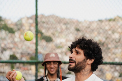 Morador da Rocinha faz sucesso nas redes sociais ao compartilhar dia a dia da comunidade