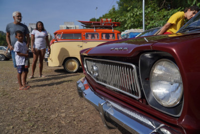 Exposição de carros antigos e shows encerram encontro de motociclistas