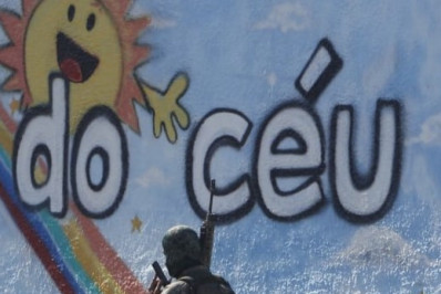 Fotos: operação na Maré é marcada por intenso tiroteio, PM morto e vias bloqueadas