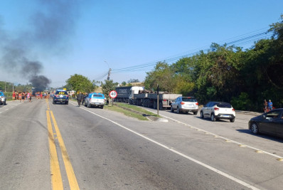 Moradores fecham a BR-465, em Seropédica, após dois irmãos serem executados