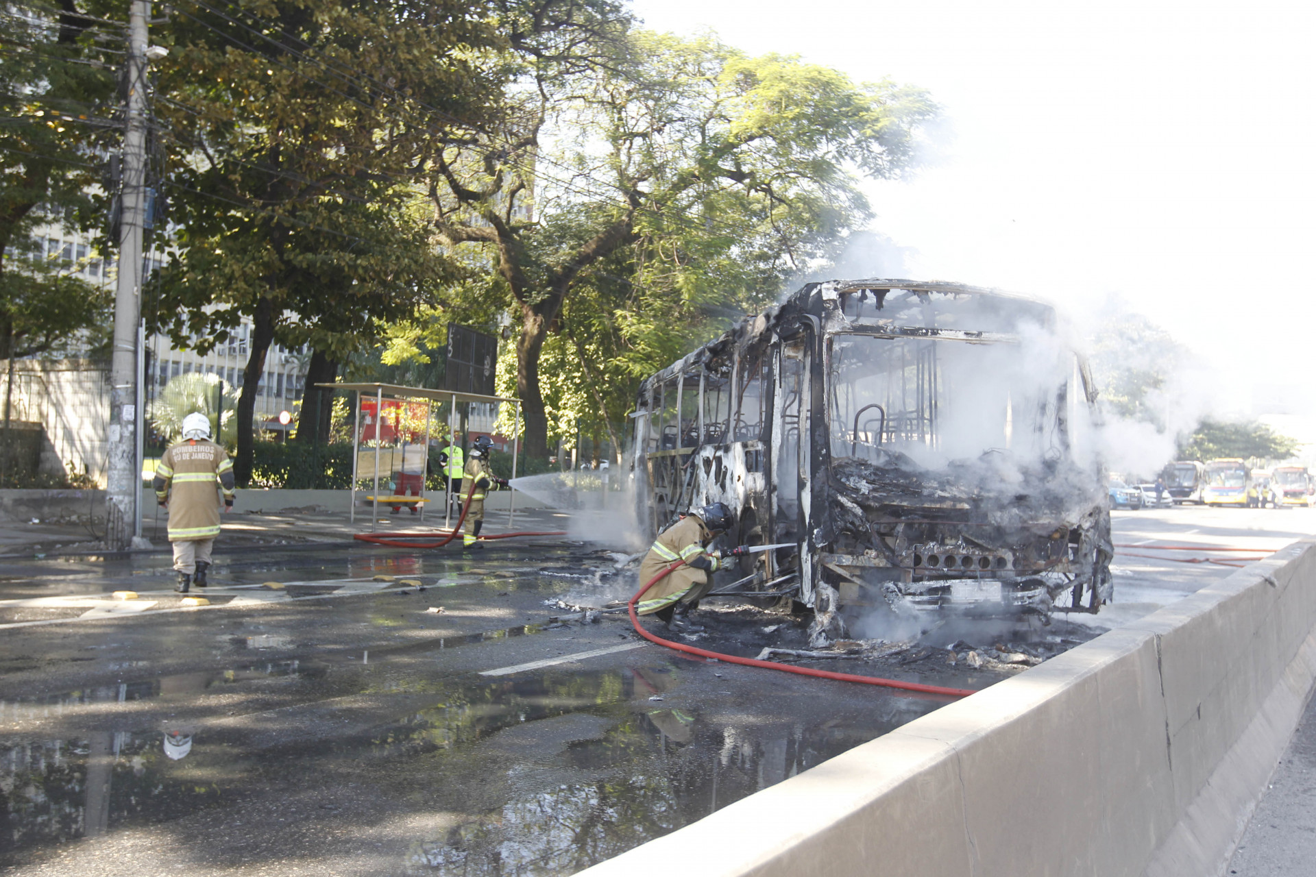 &Ocirc;nibus &eacute; incendiado durante repres&aacute;lias por opera&ccedil;&atilde;o na Mar&eacute;, nesta ter&ccedil;a-feira (11) - Reginaldo Pimenta/Ag&ecirc;ncia O Dia