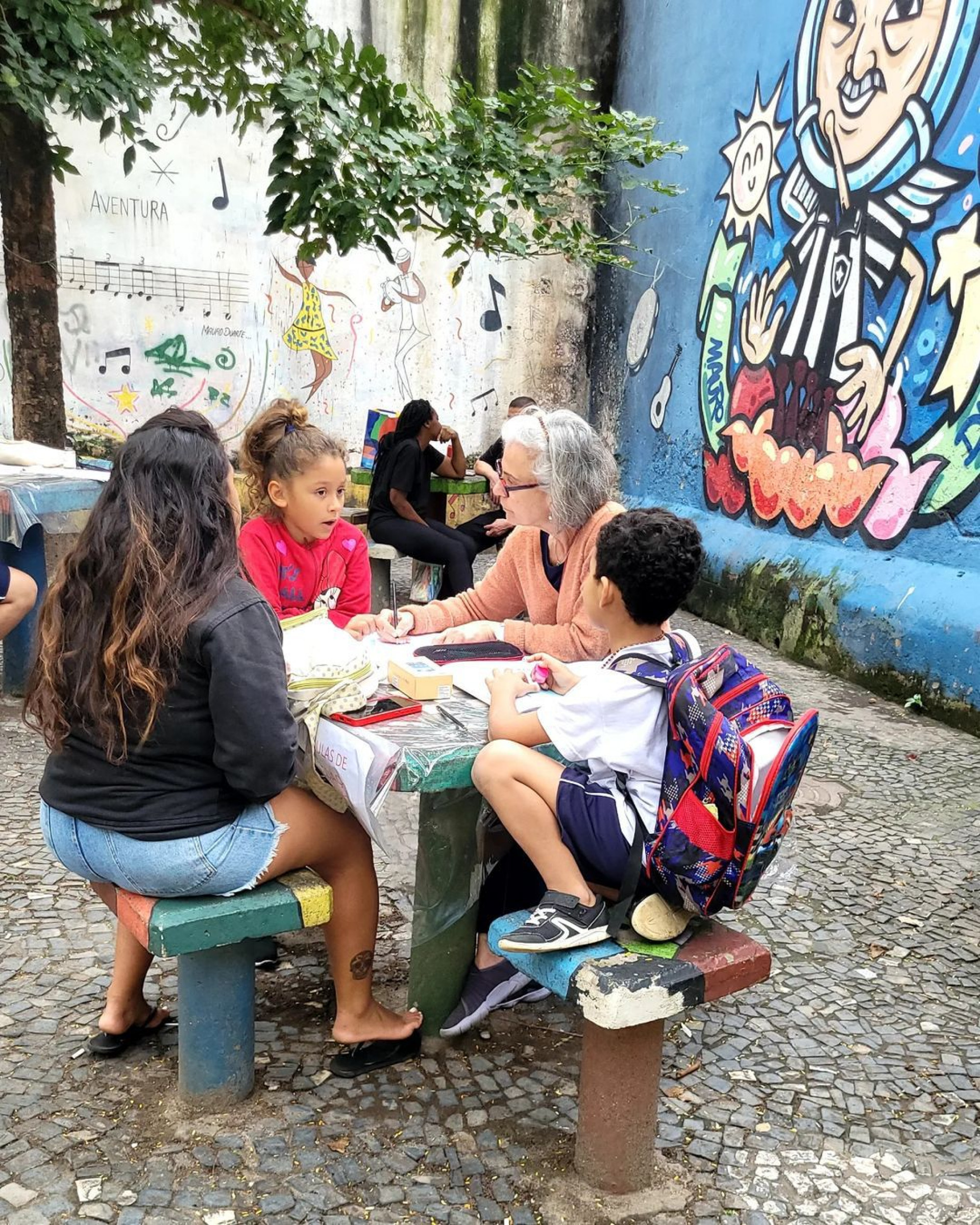 Aula de alfabetização em português na Praça Compositor Mauro Duarte em Botafogo