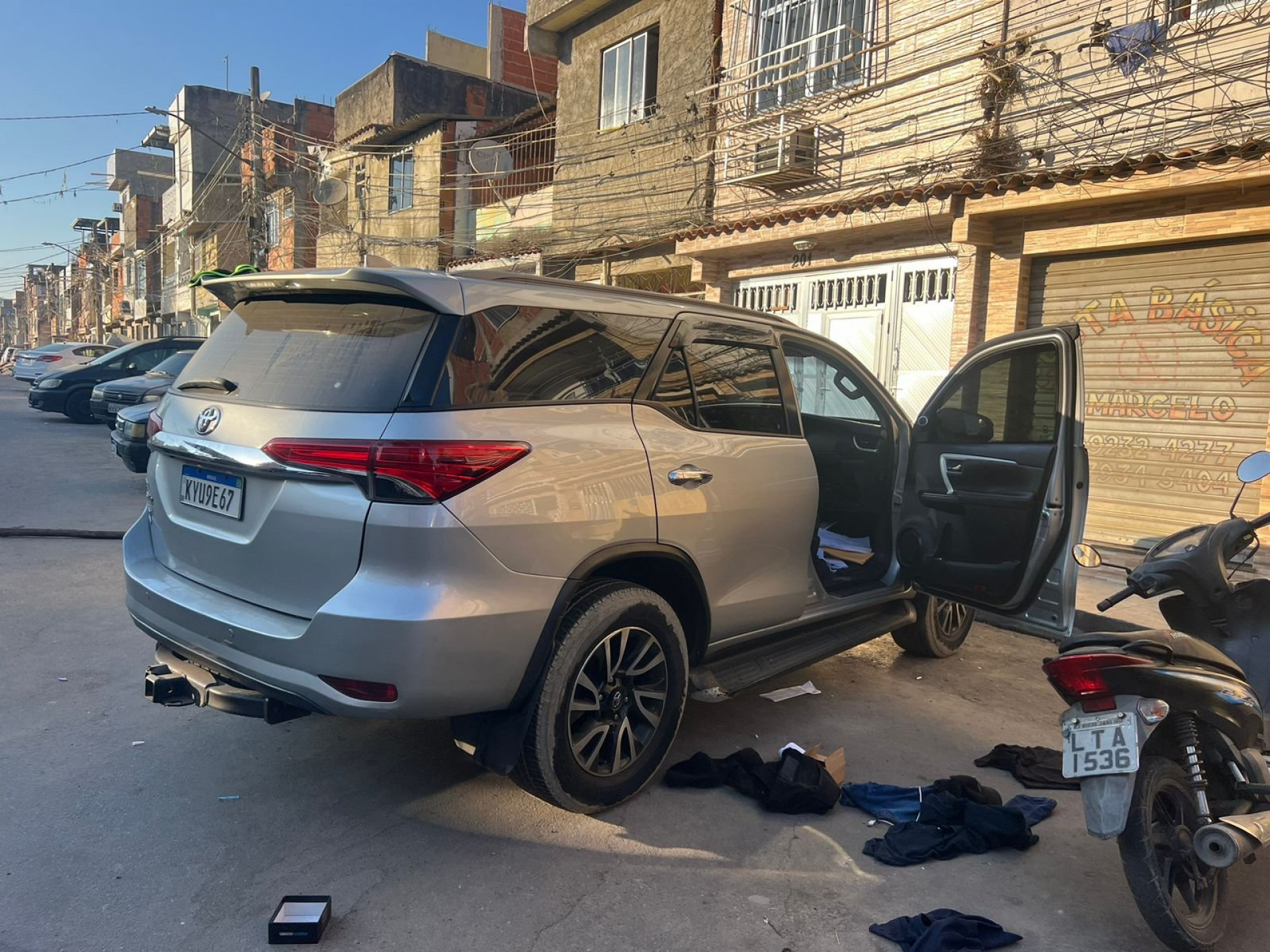 Veículos roubados foram recuperados ontem no Complexo da Maré - Divulgação