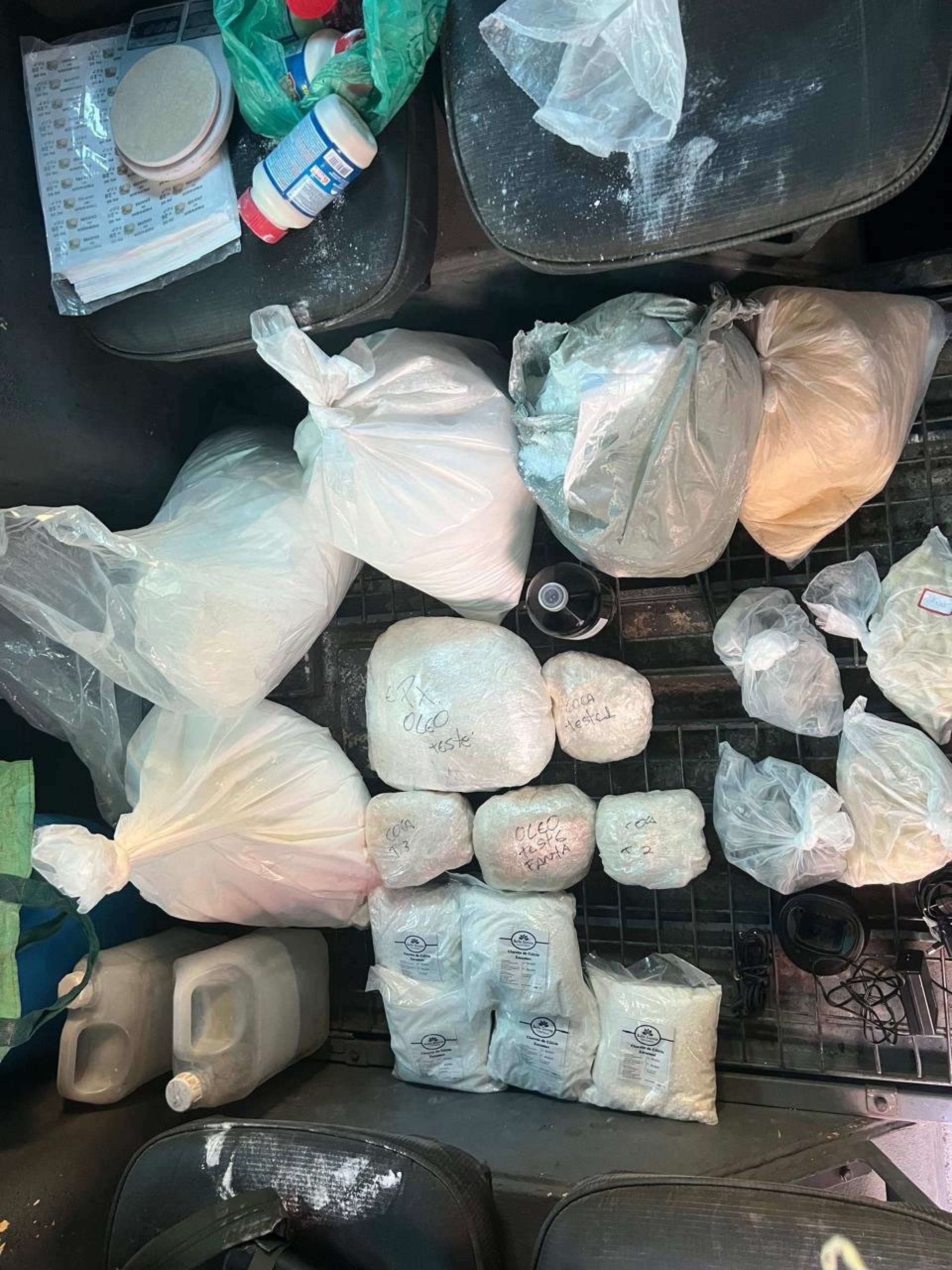 Esconderijo de drogas encontrado no Complexo da Maré - Divulgação