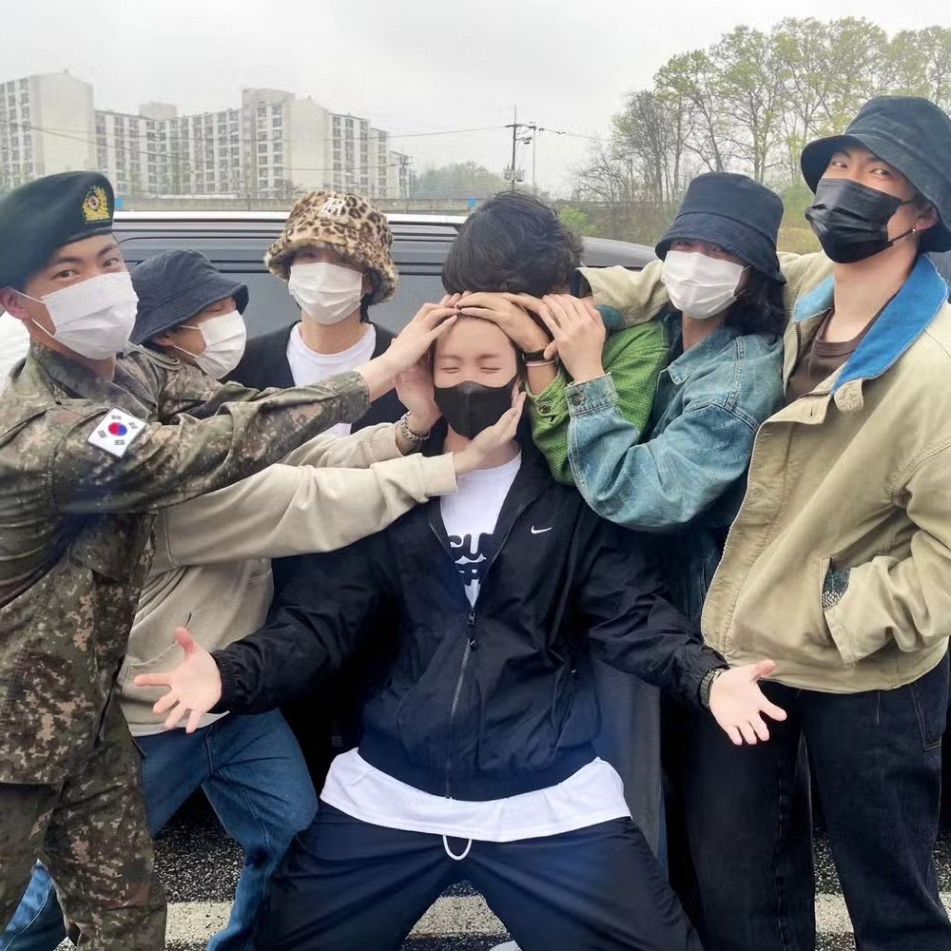 Foto publicada quando Jin raspou a cabeça para ingressar no exército