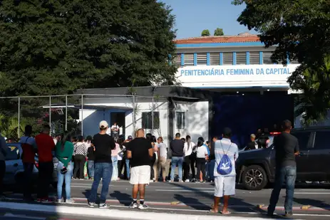 Presas reencontram famílias em saidinha entre sorrisos e lágrimas
