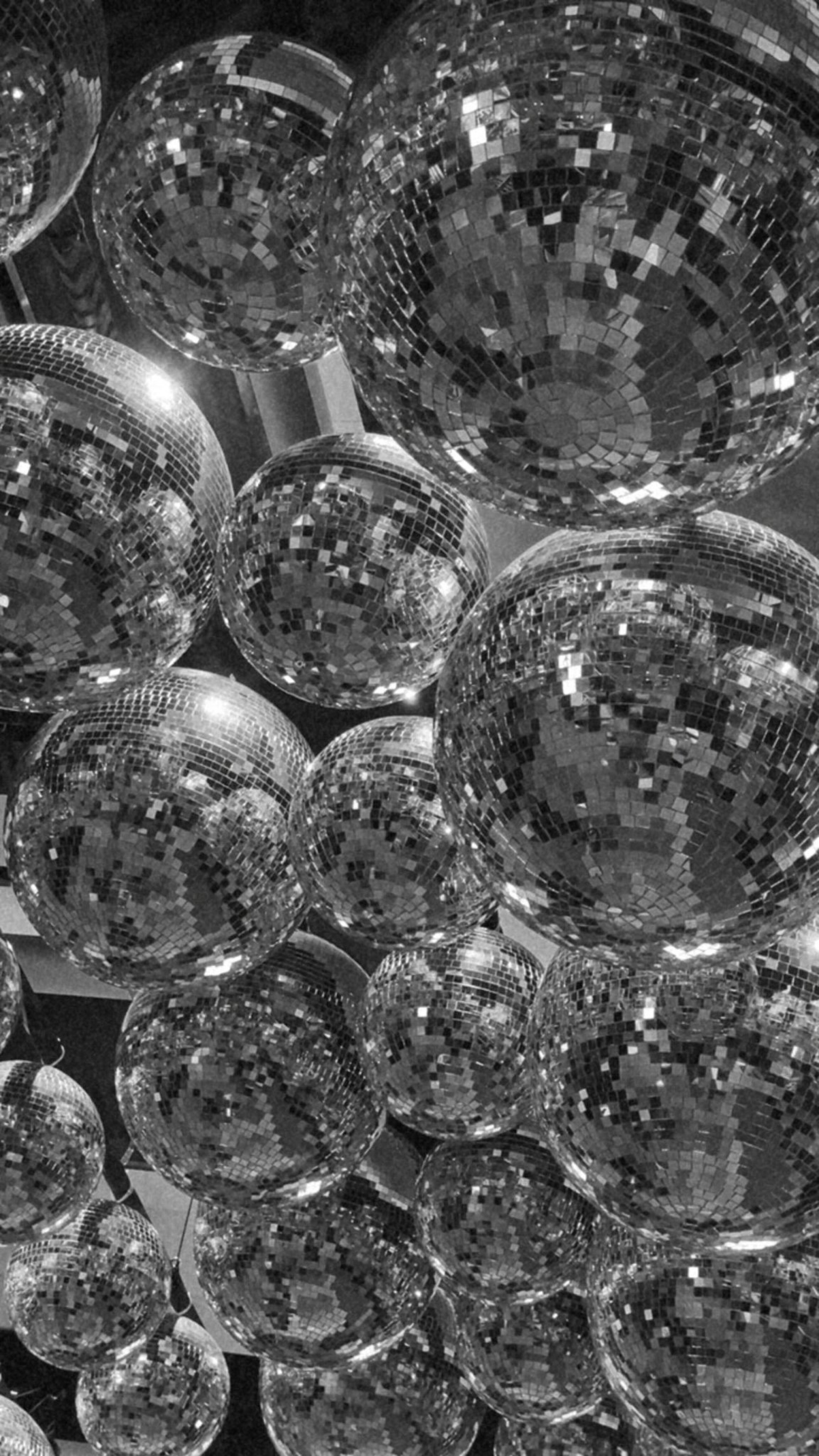 Teto com diversos globos de festa pendurados