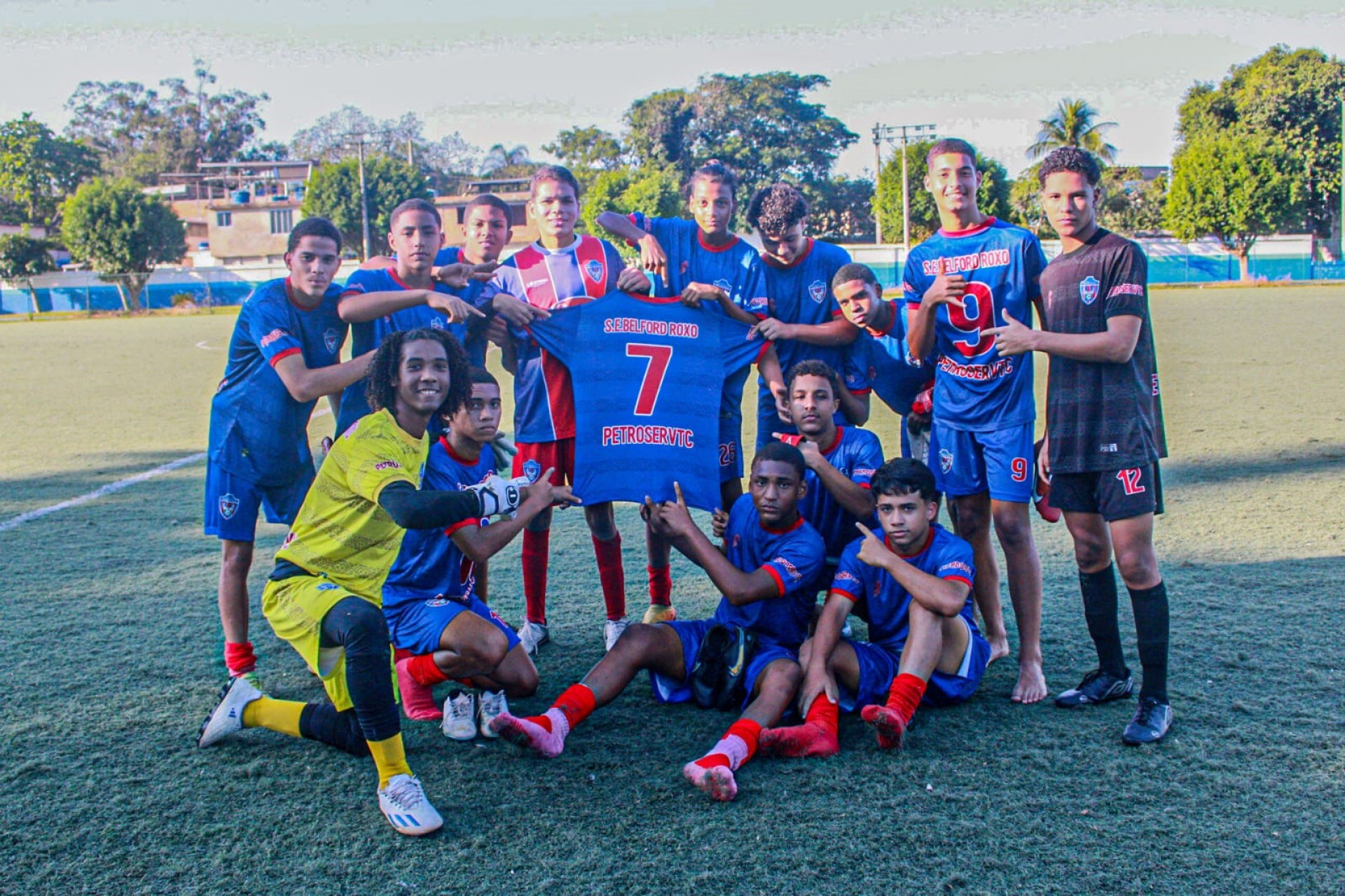 Jogadores fazendo homenagem ao atleta Miguel Lima, que se recupera de contusão - Divulgação / Tiago de Lima