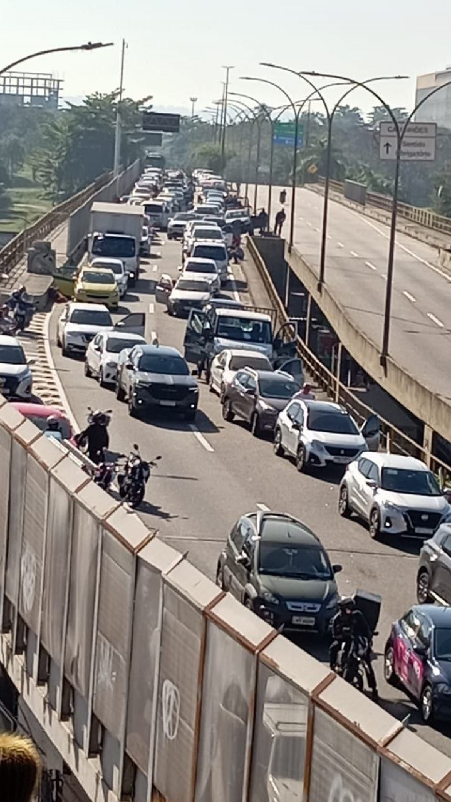 Criminosos provocaram o fechamento tempor&aacute;rio da Avenida Brasil e das linhas Vermelha e Amarela
 - Reprodu&ccedil;&atilde;o / Redes sociais