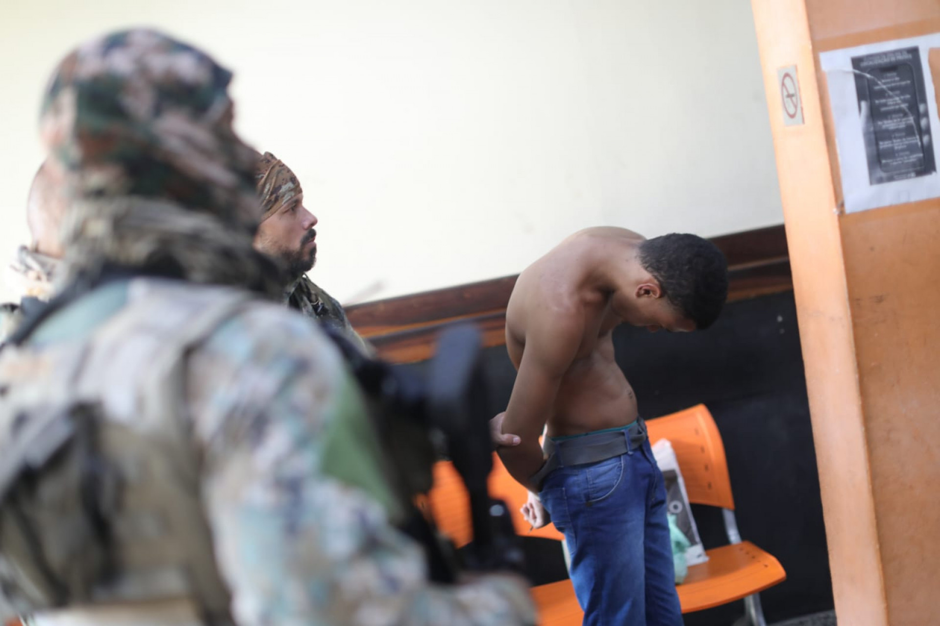 Suspeito preso em operação no Complexo da Maré, na Zona Norte do Rio, é levado à 21ª DP (Bonsucesso) - Pedro Teixeira / Agência O Dia