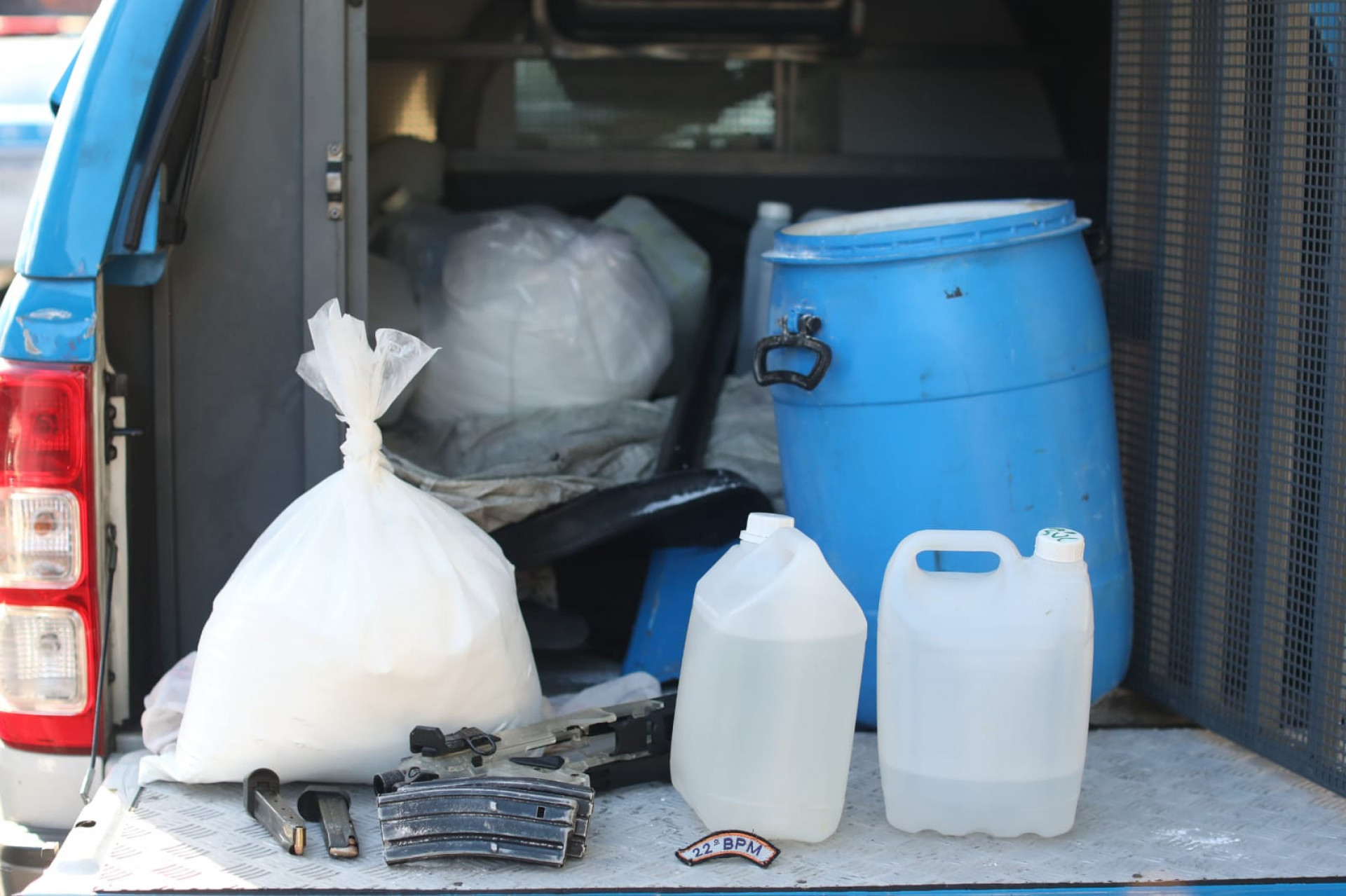 Suspeito preso em operação no Complexo da Maré, na Zona Norte do Rio, é levado à 21ª DP (Bonsucesso) - Pedro Teixeira / Agência O Dia