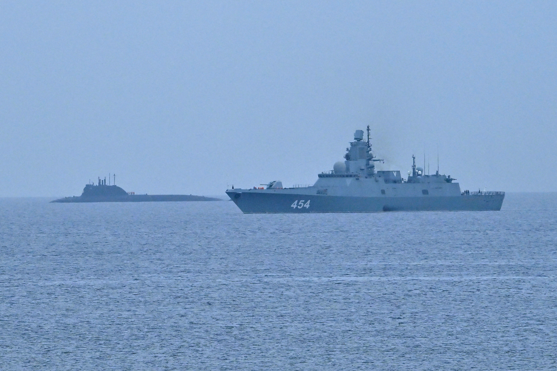 Fragata Almirante Gorshkov junato ao submarino nuclear Kazan  - Adalberto Roque / AFP