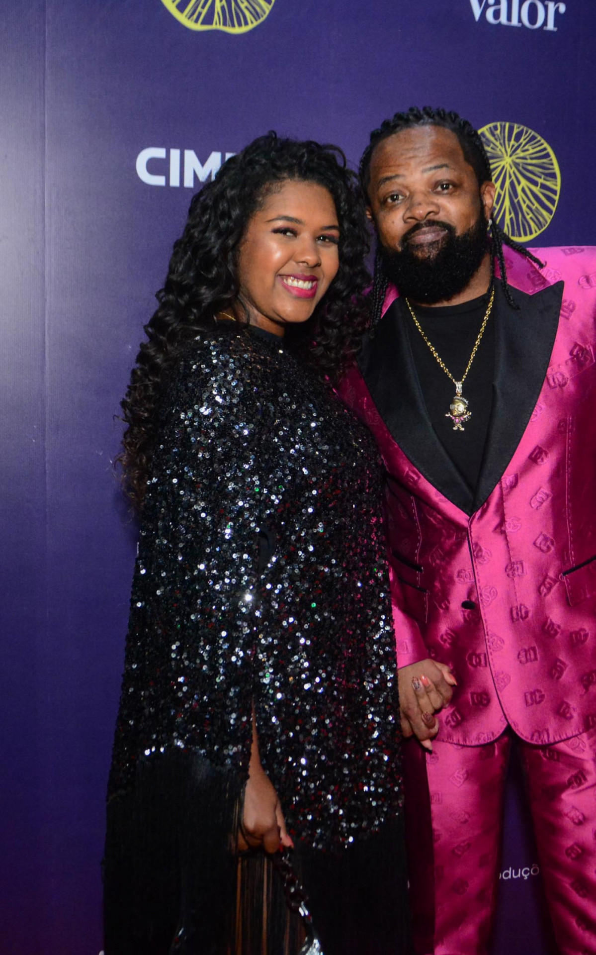 Xande de Pilares e a mulher, Thay Pereira, prestigiam Prêmio da Música Brasileira