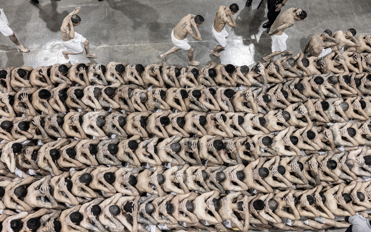 El Salvador transfere mais de 2 mil presos para megapresídio - subindo