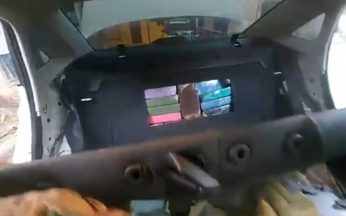 Droga estava escondida atrás do banco traseiro de carro usado pelo casal