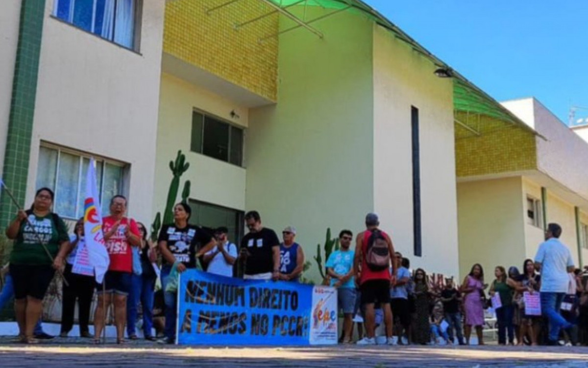 Sepe Lagos na frente da prefeitura de Cabo Frio