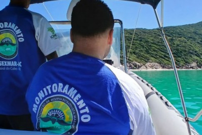 Autoridades ambientais monitoram mancha de óleo no mar de Arraial do Cabo