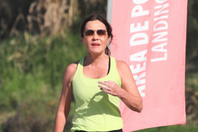 Adriana Esteves pratica caminhada em São Conrado